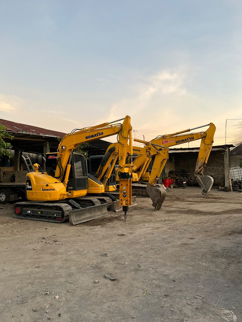 Excavator dengan attachment breaker CV GN PUTRA